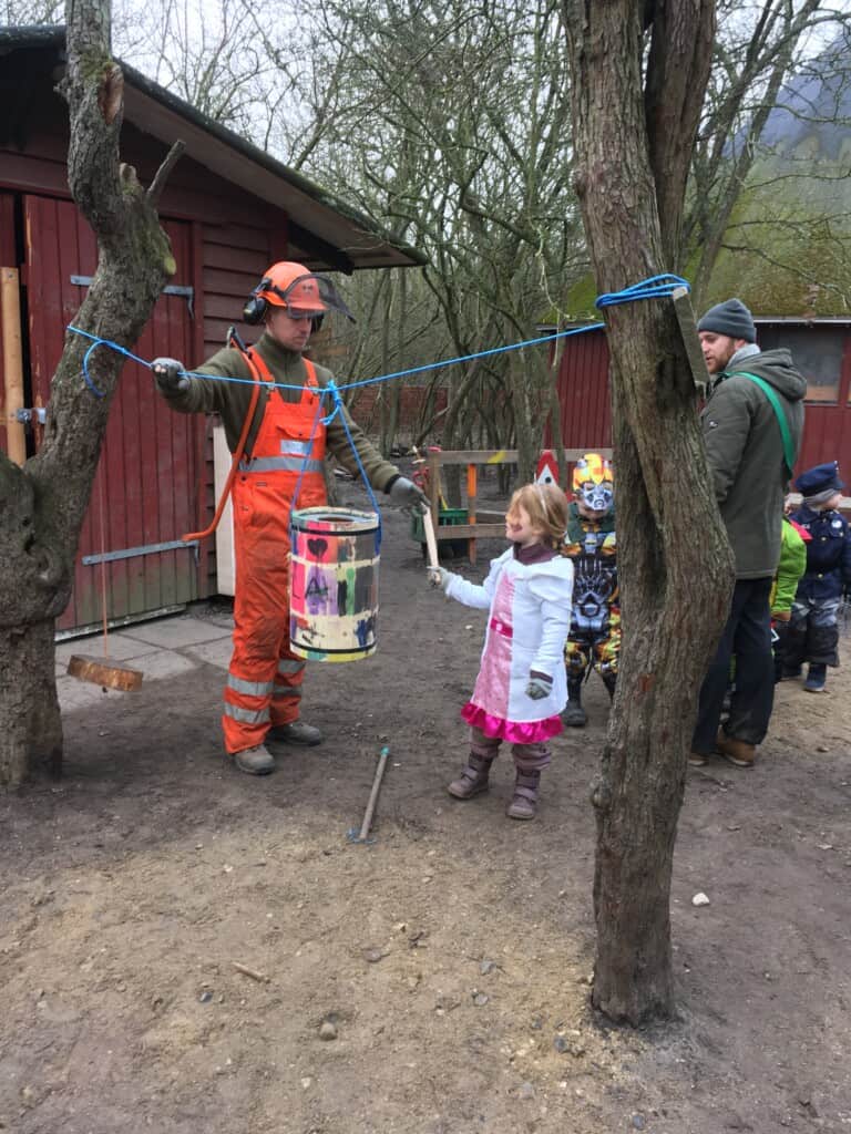 billede af barn der slår katten af tønden