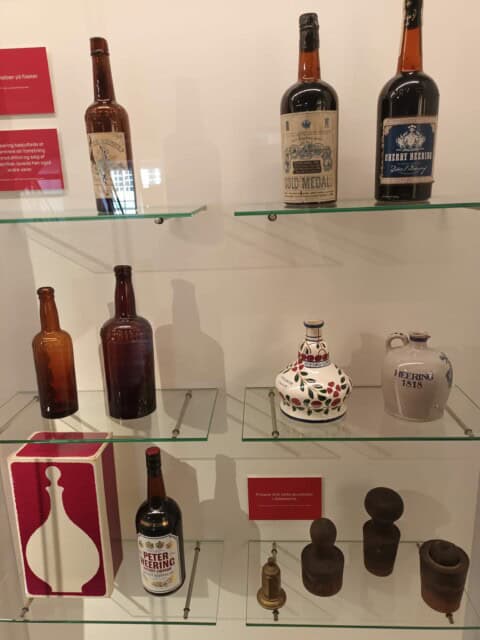 foto af flasker og andet til Cherry Herring